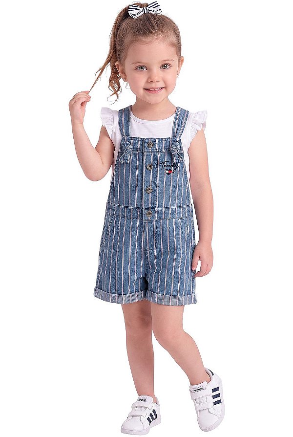 Jardineira Jeans Camiseta Tommy