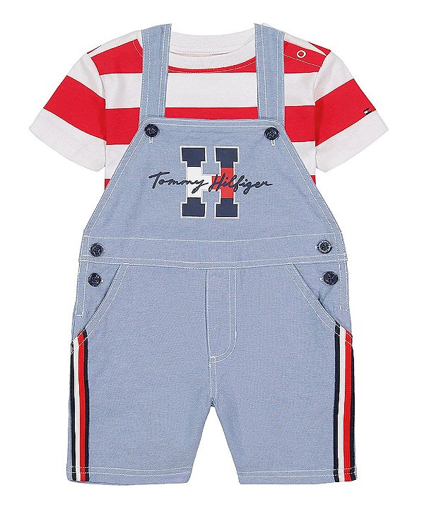 Jardineira e Camiseta Tommy Hilfiger