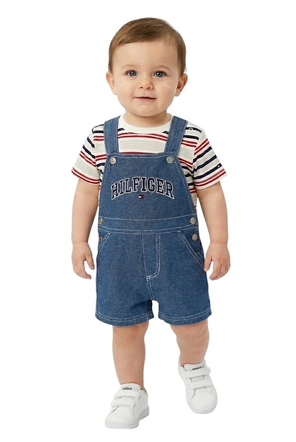 Jardineira e Camiseta Tommy Hilfiger