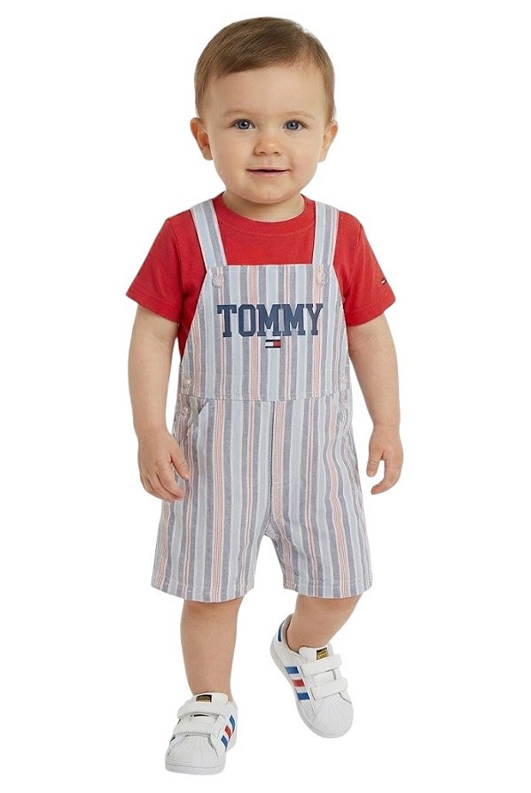 Jardineira e Camiseta Tommy Hilfiger