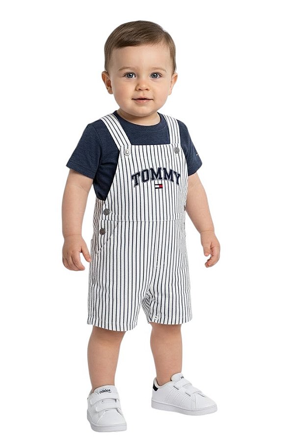 Jardineira e Camiseta Tommy Hilfiger