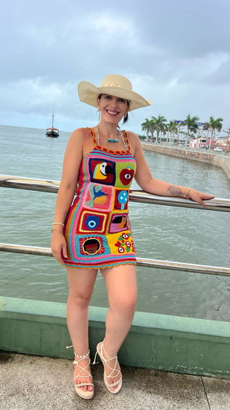 Vestido de Crochê com Apliques Coloridos