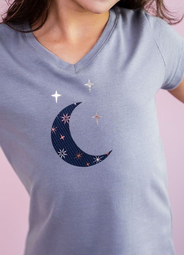 T-shirt Infantil Indigo Decote V Lua e Estrelas