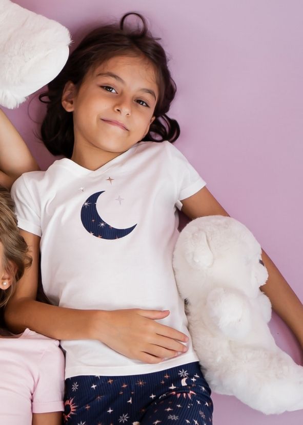 T-shirt Infantil Off-White Decote V Lua e Estrelas