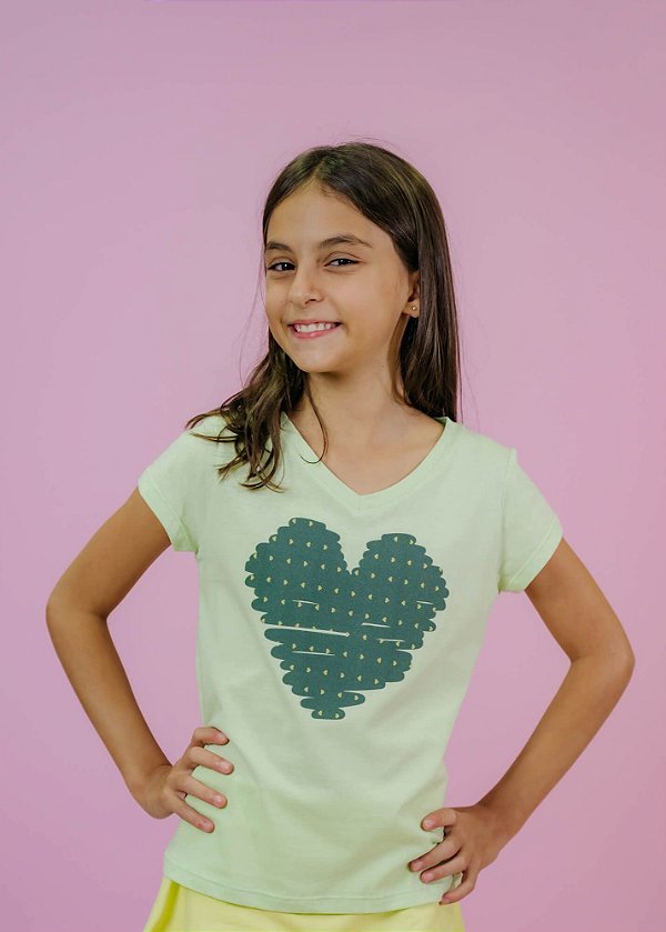 T-shirt Infantil Manga Curta Decote V Light Com Aplicação Coração Verde Musgo