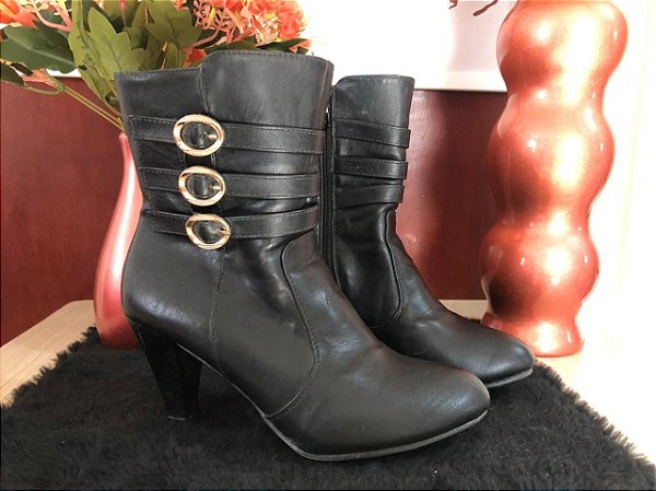 Bota com Fivela Lateral - TAM - 38