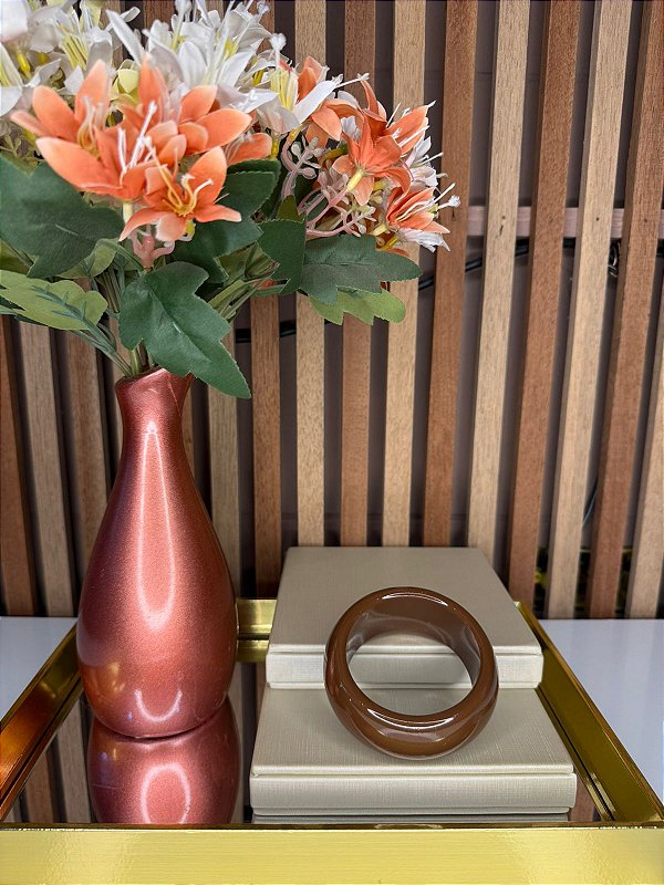 Bracelete em Resina Marrom Chocolate – Elegância Clássica