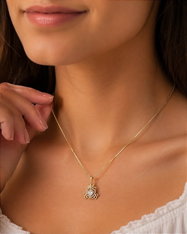 Colar Semi-Joia dourado carruagem