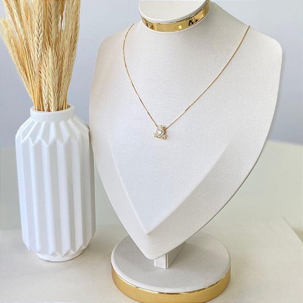 Colar Semi-Joia dourado carruagem