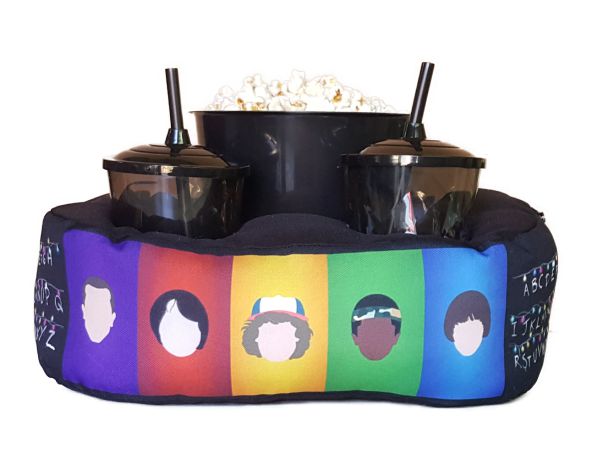 ALMOFADA KIT PIPOCA STRANGER THINGS + 2 COPOS COM TAMPA E CANUDO