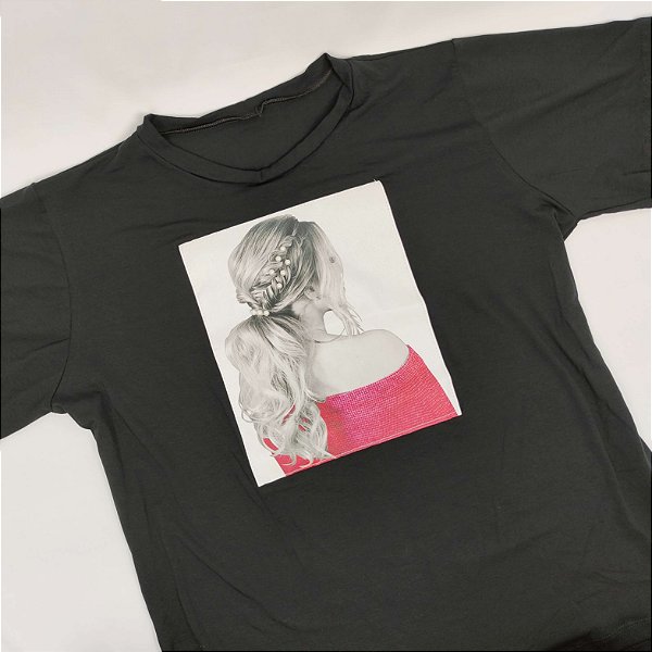 Camiseta Feminina T-Shirt Luxo Preta com Acessórios Estampa Mulher Vestido Rosa