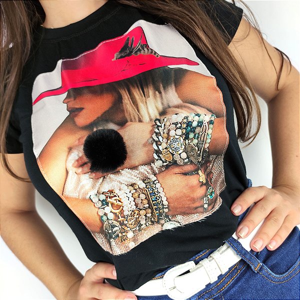 Camiseta Feminina T-Shirt Luxo Preta com Acessórios Estampa Mulher com  Chapéu Rosa - Josy Medeiros