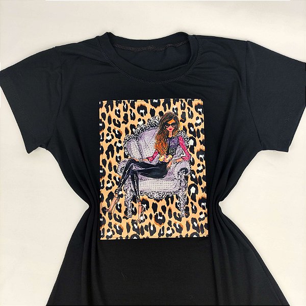 Camiseta Feminina T-Shirt Luxo Preta com Acessórios Estampa Mulher na Poltrona