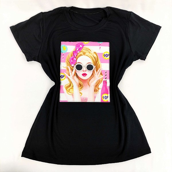 Camiseta Feminina T-Shirt Luxo Preta com Acessórios Estampa Mulher com Lacinho Rosa e Óculos