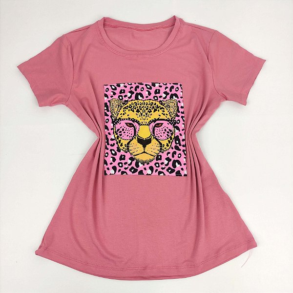 Camiseta Feminina T-Shirt Luxo Rosa Escuro com Acessórios Estampa Onça Fundo Rosa