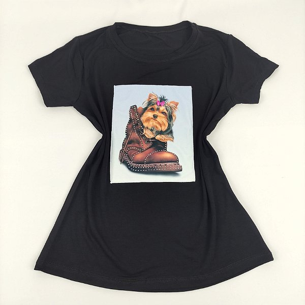 Camiseta Feminina T-Shirt Preta com Acessórios Estampa Cachorro na Bota