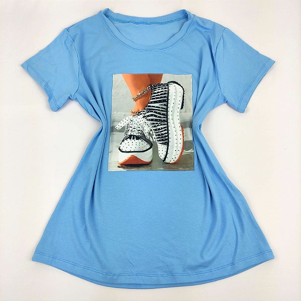 Camiseta Feminina T-Shirt Azul Claro com Acessórios Estampa Tênis Zebra