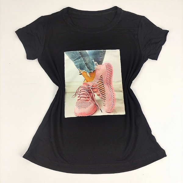 Camiseta Feminina T-Shirt Preta com Strass Estampa Tênis Rosa