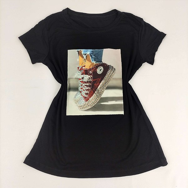Camiseta Feminina T-Shirt Preta com Strass Estampa Tênis Fashion Marsala