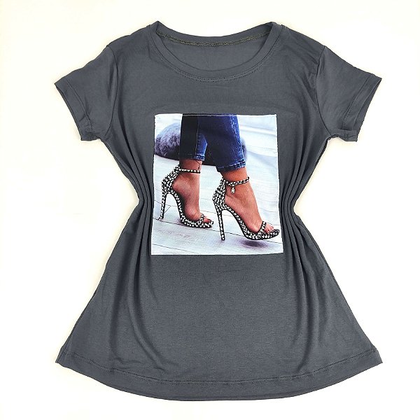 Camiseta Feminina T-Shirt Cinza Escuro com Strass Estampa Sandália Preta