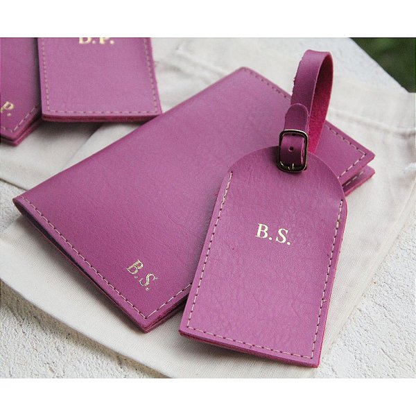 Kit Viagem Vegano Porta Passaporte + Tag De Mala Pink com Iniciais