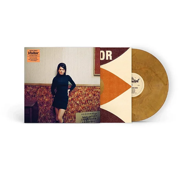 Sienna Spiro – Visitor (Edição Exclusiva em Vinil Marmorizado Marrom com Capa Alternativa) – LP