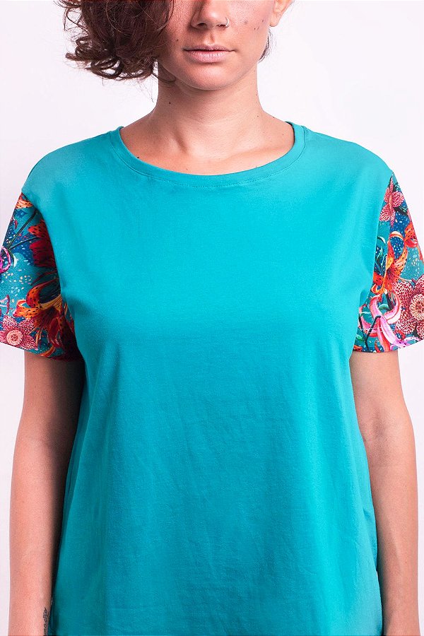 Camiseta Confort Aqua Lilium com Estampa Floral de Lírios