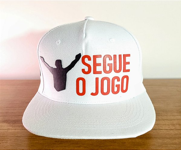 Boné Aba Reta Segue o Jogo em relevo