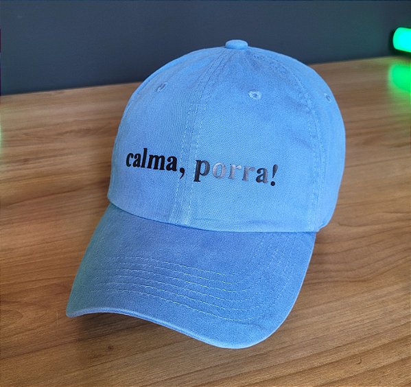 Boné Dad Hat "Calma Porra" – Estampa em Relevo | 100% Algodão | Tecido Perfumado