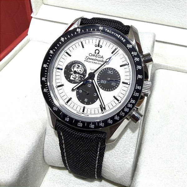 Omega Speedmaster Silver Snoopy Ref. 310.32.42.50.02.001