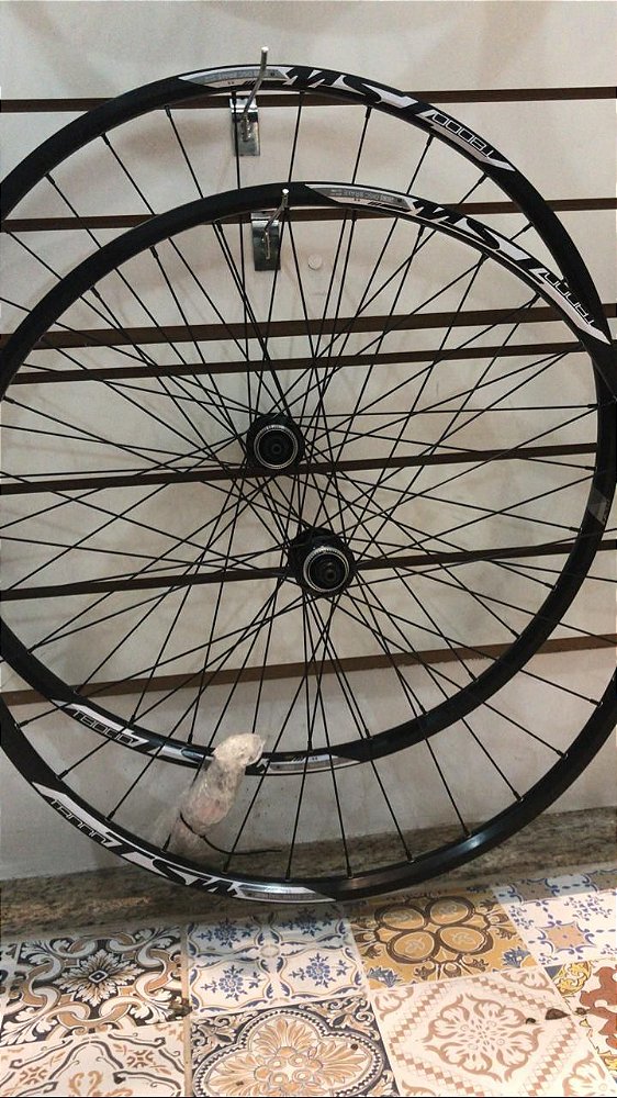 Roda D/T TSW 32F Cubo SHIMANO T-8000 Preto/Branco