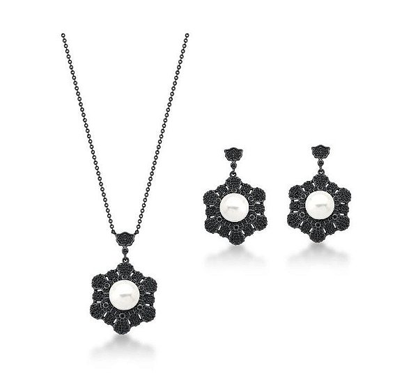 CONJUNTO PÊNDULO FLOR COM ZIRCÔNIAS E PÉROLA BANHADO A RÓDIO NEGRO