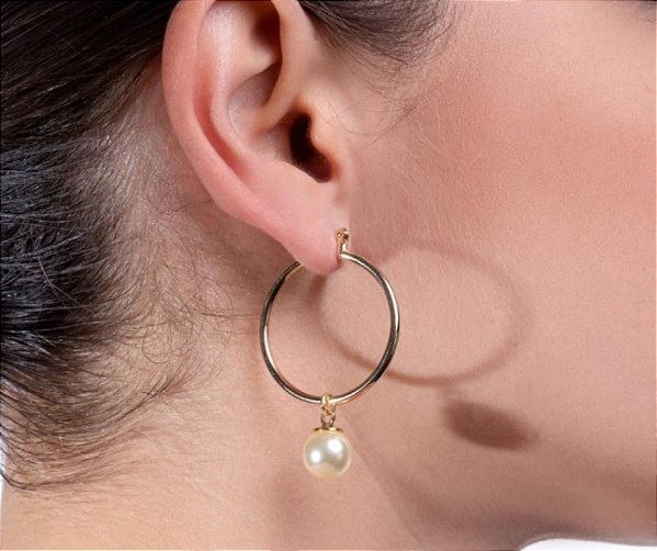 ARGOLA LISA COM PÉROLA BANHADA A OURO