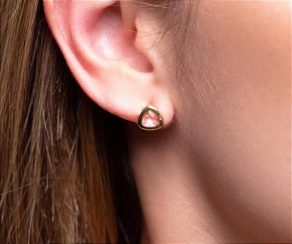 BRINCO TRIANGULAR PEDRA ROSA BANHADO A OURO