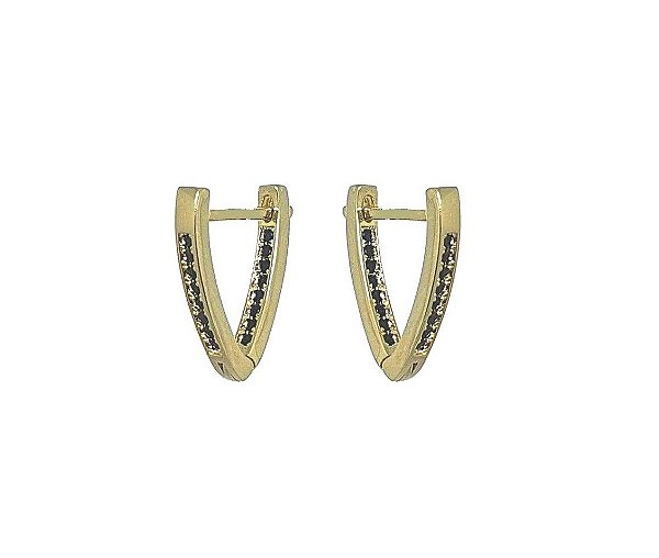 ARGOLA TRIANGULAR COM MICROZIRCÔNIAS NEGRAS BANHADO A OURO