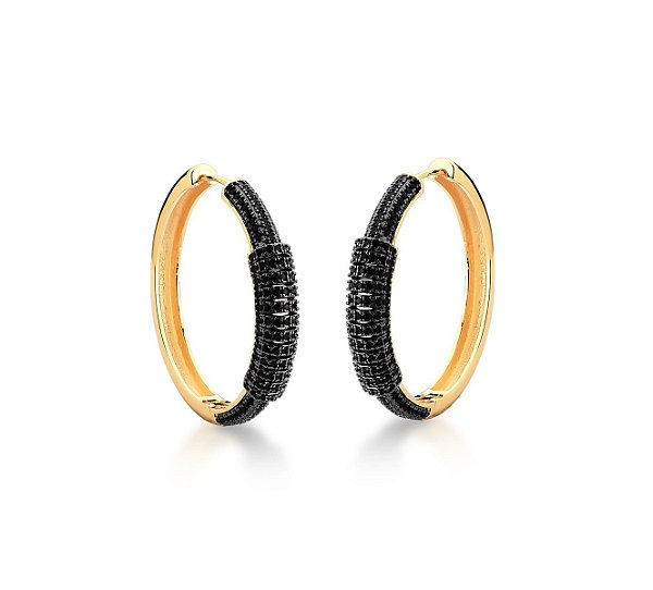 ARGOLA GRANDE COM CRAVAÇÃO FRONTAL NEGRA BANHADA A OURO