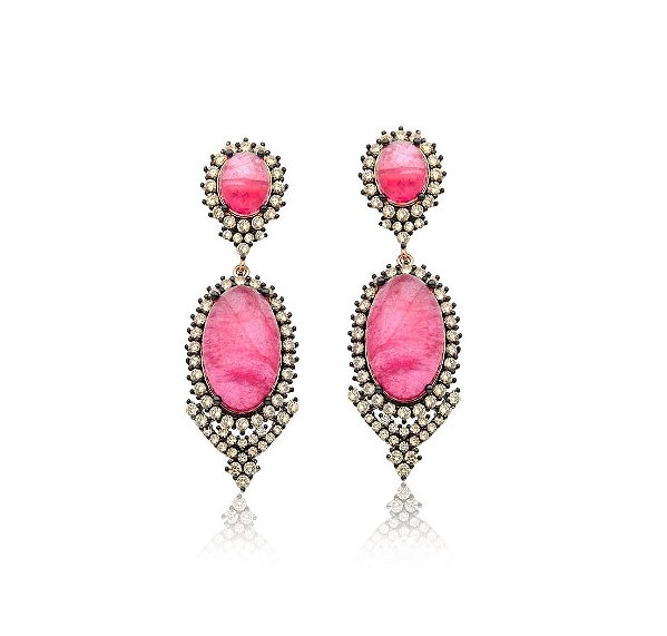 BRINCO PÊNDULO COM CABOCHÃO ROSA E CRAVAÇÃO LATERAL BANHADO A OURO ROSÊ