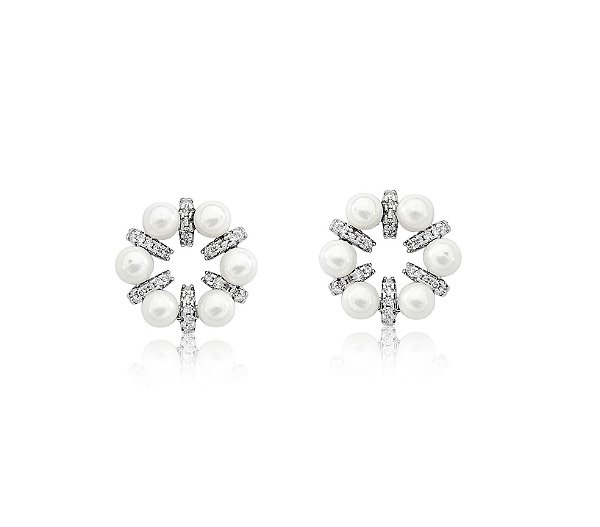 BRINCO DE PÉROLA REDONDO VAZADO COM DETALHES CRAVEJADOS BANHADO A RÓDIO