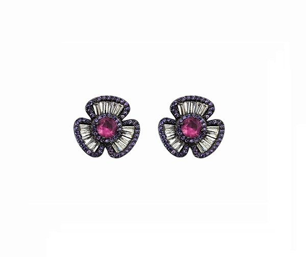 BRINCO FLOR MIOLO ROSA COM BAGUETES LATERAIS BANHADO A RÓDIO NEGRO