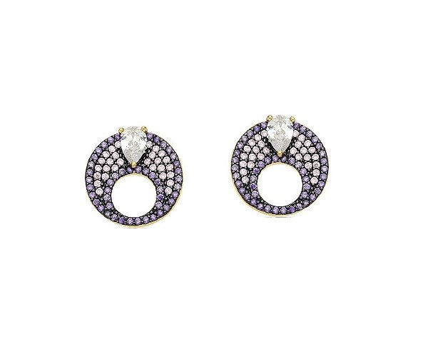 BRINCO REDONDO COM CRAVAÇÃO TANZANITA E GOTA CRISTAL BANHADO A OURO