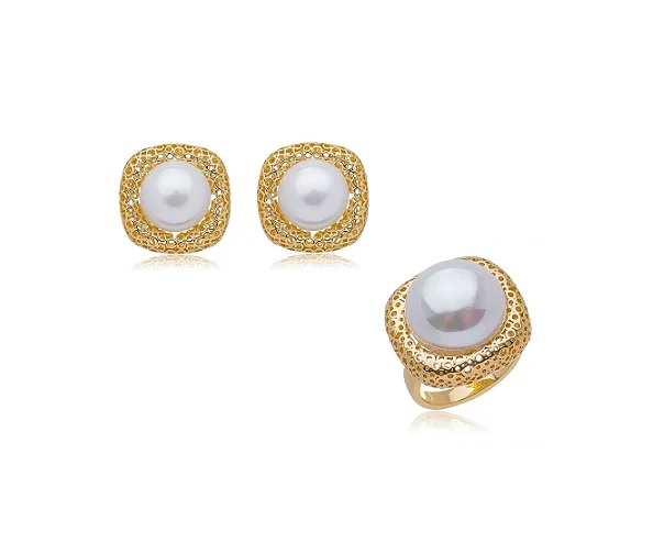CONJUNTO PÉROLA CENTRAL QUADRADO COM LATERAL TRABALHADA BANHADO A OURO
