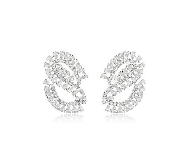 BRINCO LUXO CURVO COM CRAVAÇÃO CRISTAL BANHADO A RÓDIO BRANCO