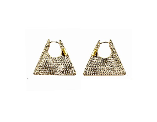 ARGOLA TRIANGULAR CRAVEJADA BANHADA A OURO