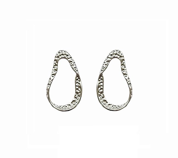 BRINCO ORGÂNICO VAZADO BANHADO A RÓDIO BRANCO