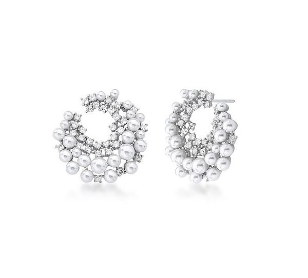 BRINCO CURVO COM CRAVAÇÃO DE ZIRCÔNIAS E PÉROLAS BANHADO A RÓDIO BRANCO