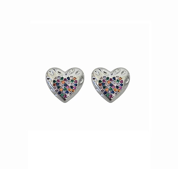 BRINCO CORAÇÃO COM CRAVAÇÃO COLORIDA BANHADO A RÓDIO BRANCO