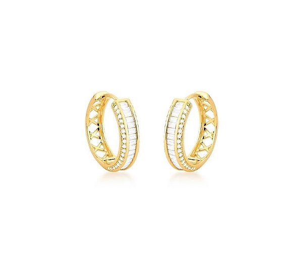 ARGOLA COM CRAVAÇÃO CENTRAL BAGUETE E ZIRCÔNIAS LATERAIS BANHADA A OURO