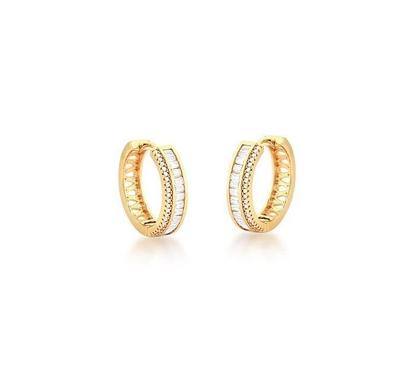 ARGOLA COM CRAVAÇÃO BAGUETE E ZIRCÔNIAS LATERAIS BANHADA A OURO