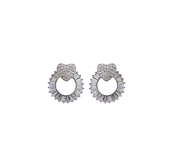 BRINCO REDONDO BAGUETADO COM CORAÇÃO BANHADO A RÓDIO BRANCO