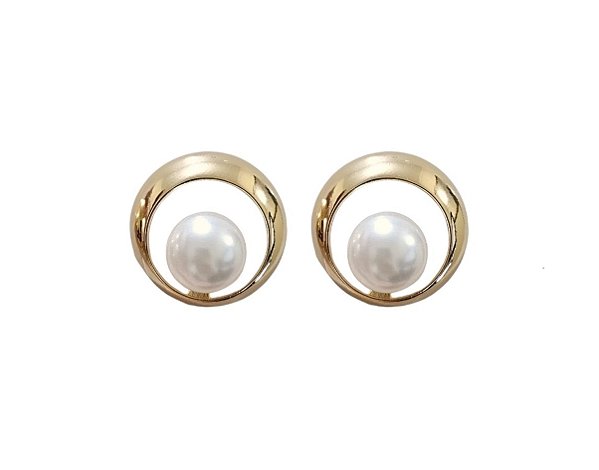 BRINCO REDONDO LISO VAZADO COM PÉROLA CENTRAL BANHADO A OURO